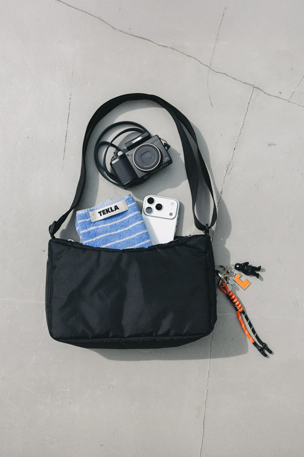 (CLESSTE) 홀리데이 백 미니 - 블랙은 미니멀하고 캐주얼한 스타일을 추구하는 여성 고객을 위한 가방입니다. 가볍고 내구성이 뛰어난 나일론 소재로 제작되었으며, 사각형 디자인에 무지 패턴으로 깔끔함을 더했습니다. 숄더백 또는 크로스백으로 연출 가능하며, 지퍼형 잠금 방식으로 소지품을 안전하게 보관할 수 있습니다. 일상생활에서 휴대폰이나 카메라 등 간단한 소지품을 수납하기에 적합하며, 미니멀한 디자인으로 다양한 스타일에 매치하기 좋습니다.
