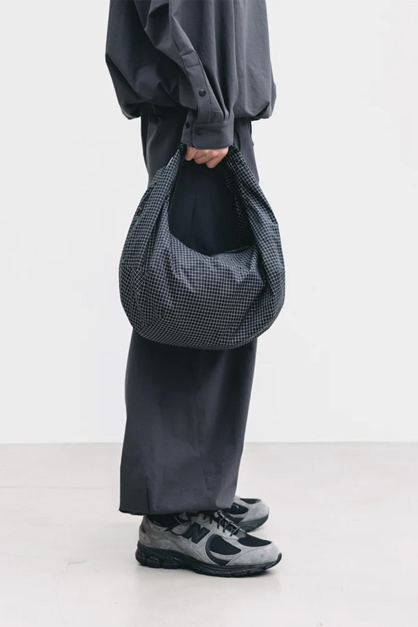 (CLESSTE) 다이네마 2WAY 시스템 숄더백 - 블랙은 미니멀하고 시크한 스타일을 추구하는 남성들을 위한 숄더백입니다. 다이네마 소재를 사용하여 내구성을 높였으며, 반원 형태의 디자인과 블랙 컬러의 조화가 세련된 느낌을 선사합니다. 2WAY 기능으로 숄더백 또는 시스템백으로 활용 가능하며, 체크 패턴이 은은하게 포인트를 더합니다. 가방 내부에는 넉넉한 수납공간이 마련되어 있어, 일상생활에서 필요한 소지품을 효율적으로 보관할 수 있습니다. 지퍼형 잠금 방식으로 내용물을 안전하게 보호하며, 숄더 스트랩으로 편안하게 착용할 수 있습니다.
