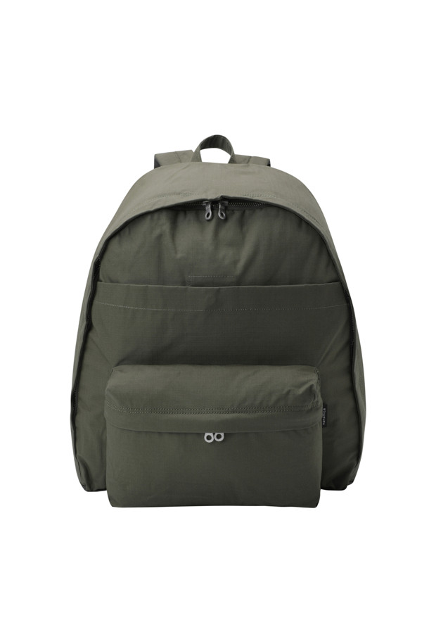(NANAMICA) 데이 팩 - 올리브 드랩은 면과 나일론 혼방 소재로 제작된 사각형 디자인의 백팩입니다. 남성용으로 출시되었으며, 올리브 컬러의 무지 패턴으로 미니멀하고 시티보이 스타일을 연출하기 좋습니다. 출근룩, 여행룩, 캠핑룩 등 다양한 TPO에 활용할 수 있으며, 전면에 유틸리티 포켓이 있어 실용성을 더했습니다. 심플한 디자인으로 어떤 스타일에도 자연스럽게 매치되어 데일리 백으로 활용하기 좋습니다.
