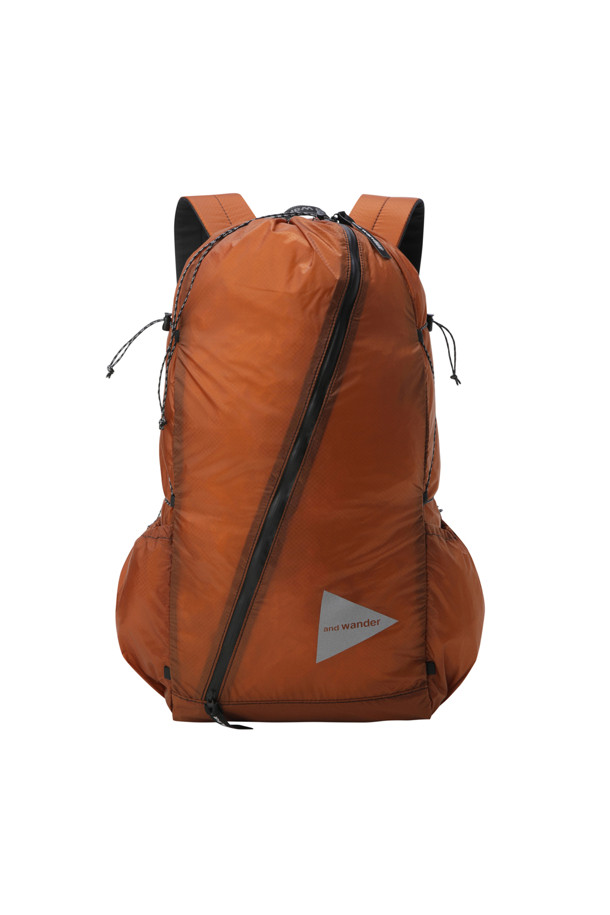 (앤드 와인더) 실 데이팩 - D.ORANGE는 하이킹 및 일상 사용에 적합한 남성용 데이팩입니다. 다크오렌지 컬러의 사각 형태 가방으로, 로고 패턴이 특징입니다. CORDURA 원단과 INVISTA 실리콘 코팅을 사용하여 방수 기능을 갖췄으며, 미디엄 사이즈로 제작되었습니다. 사이드 포켓과 내부 포켓이 있어 수납이 용이하며, 지퍼형 잠금 방식으로 내용물을 안전하게 보관할 수 있습니다. 고프코어 및 캐주얼, 미니멀 스타일의 등산룩과 여행룩에 매치하기 좋습니다.
