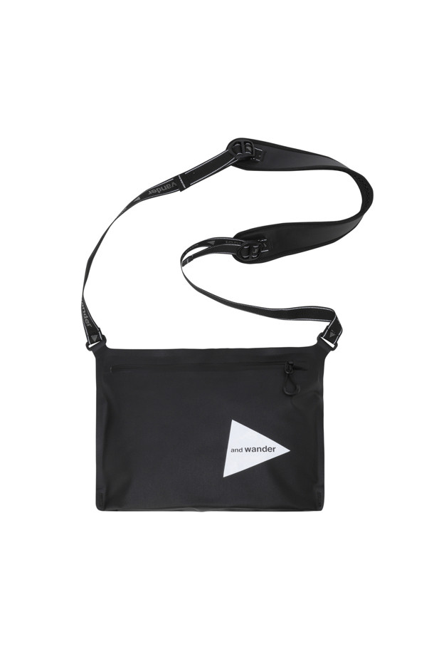 (AND WANDER) 워터프루프 사코슈 - 블랙은 2L 미디엄 사이즈의 블랙 컬러 사코슈입니다. 420D 나일론 TPU 코팅 소재로 제작되어 방수 기능을 제공하며, 가볍게 휴대할 수 있습니다. 무봉제 웰더 접합 방식으로 제작되어 내구성을 높였으며, 사각 형태에 지퍼형 잠금 방식으로 내용물을 안전하게 보관할 수 있습니다. 일상 및 여행 시, 미니멀, 시티보이, 캐주얼 스타일의 여행룩, 출근룩에 매치하여 스타일리시하게 연출해보세요.
