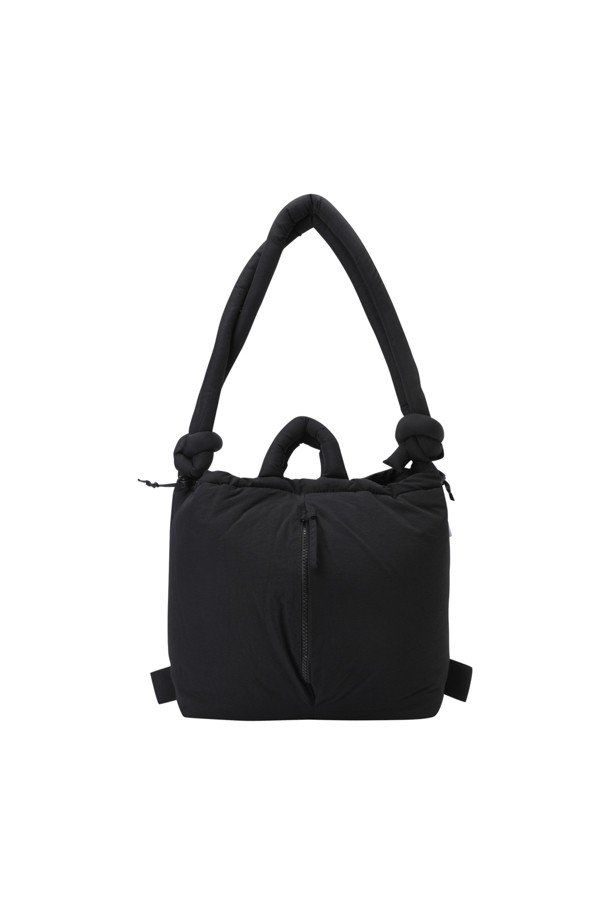 ONA 소프트 백 - 블랙은 미디엄 사이즈의 사각 가방으로, 여성 고객을 위한 블랙 컬러의 무지 가방입니다. 생활 방수 기능을 갖춰 실용적이며, 17인치 노트북 수납이 가능합니다. 핸드백, 숄더백, 백팩 3가지 방식으로 연출할 수 있으며, 스트랩 길이 조절을 통해 다양한 스타일을 소화할 수 있습니다. 가볍고 편안한 소재로 제작되었으며, 외부 지퍼 포켓 1개와 내부 포켓 1개가 있어 수납력을 높였습니다. 출근룩, 오피스룩, 모임룩 등 다양한 TPO에 미니멀, 클래식, 시크한 스타일을 더해 보세요.
