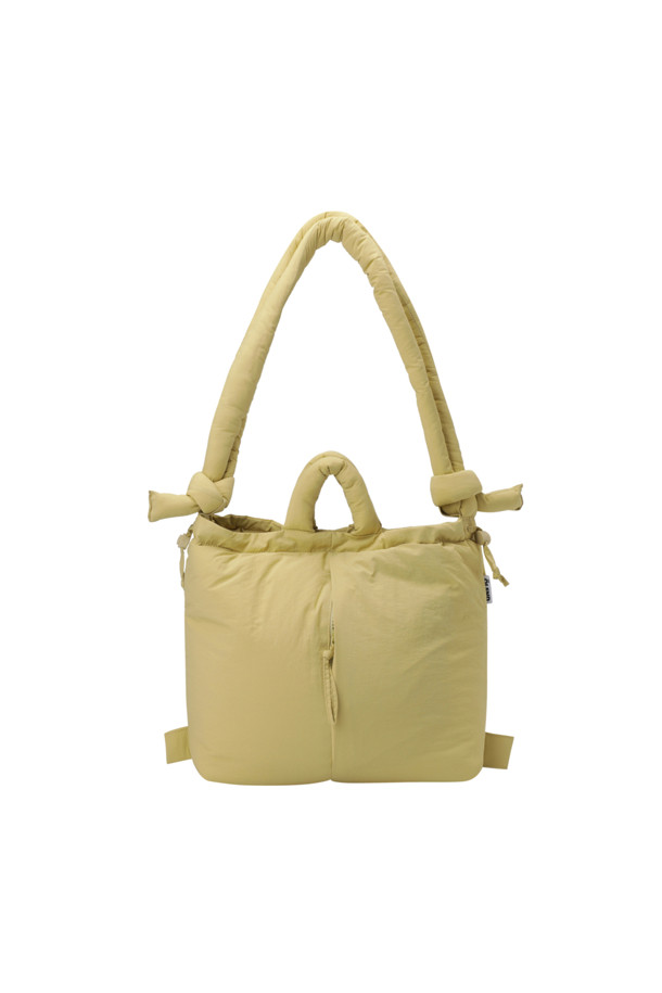 ONA 소프트 백 - 라임은 여성 고객을 위한 미디엄 사이즈의 사각 가방입니다. 라임 컬러의 무지 디자인으로, 미니멀, 캐주얼, 클래식 스타일을 선호하는 분들께 적합합니다. 생활 방수 기능과 17인치 노트북 수납이 가능하여 실용성을 높였으며, 핸드백, 숄더백, 백팩 3가지 형태로 연출할 수 있습니다. 가볍고 푹신한 소재로 제작되었으며, 최대 100cm까지 조절 가능한 스트랩과 자석형 잠금 방식으로 편의성을 더했습니다. 데이트룩, 쇼핑룩, 카페룩 등 다양한 TPO에 활용하기 좋습니다.
