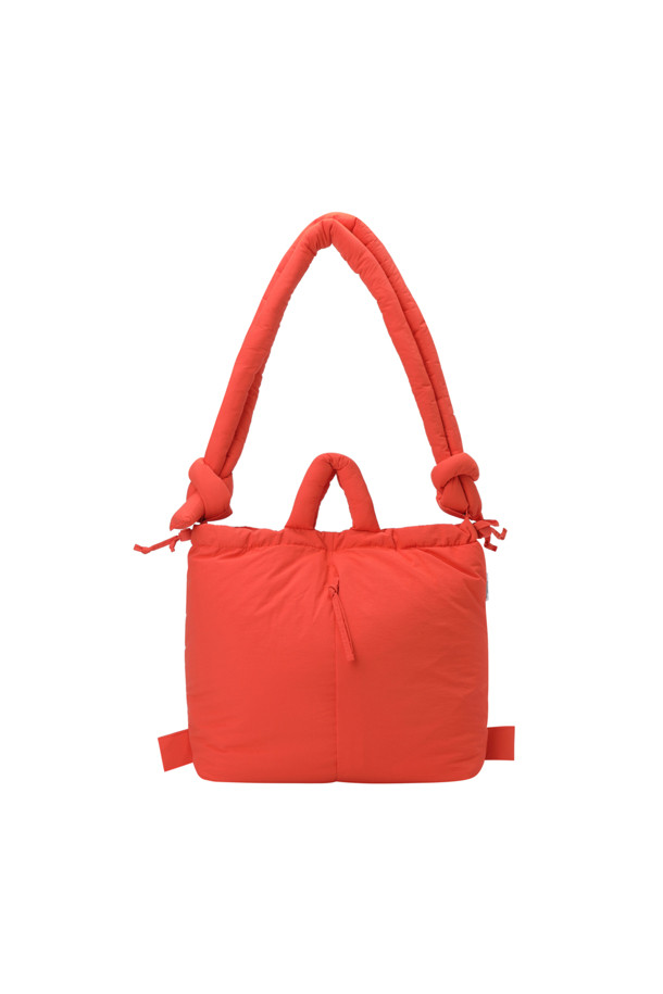 ONA 소프트 백 - 코랄은 여성용 가방으로, 미니멀, 캐주얼, 클래식 스타일을 추구하는 분들께 적합합니다. 푹신한 소재와 생활 방수 기능으로 편안함과 실용성을 갖췄으며, 데이트룩, 쇼핑룩, 카페룩 등 다양한 TPO에 활용할 수 있습니다. 17인치 노트북 수납이 가능하며, 핸드백, 숄더백, 백팩 3way로 활용할 수 있어 실용적입니다. 코랄 컬러의 무지 디자인에 자석형 잠금 방식을 적용했으며, 스트랩은 최대 100cm까지 조절 가능합니다. 외부 지퍼 포켓 1개와 내부 포켓 1개가 있어 수납력을 높였습니다.
