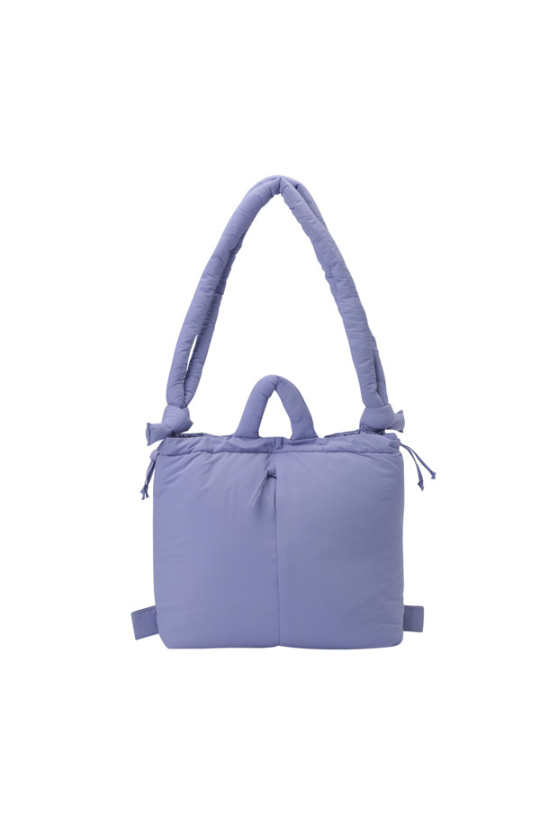 ONA 소프트 백 - 라일락은 여성용 가방으로, 미디엄 사이즈의 사각 쉐입을 갖춘 제품입니다. 부드럽고 푹신한 소재에 라일락 컬러의 무지 디자인으로, 미니멀, 캐주얼, 클래식 스타일을 선호하는 분들께 추천합니다. 생활 방수 기능과 노트북 수납이 가능하며, 핸드백, 숄더백, 백팩 3way로 활용할 수 있어 실용적입니다. 최대 100cm까지 조절 가능한 스트랩과 외부 지퍼 포켓, 내부 포켓 1개, 자석형 잠금 방식으로 편리함을 더했습니다. 데이트룩, 쇼핑룩, 카페룩 등 다양한 TPO에 잘 어울립니다.
