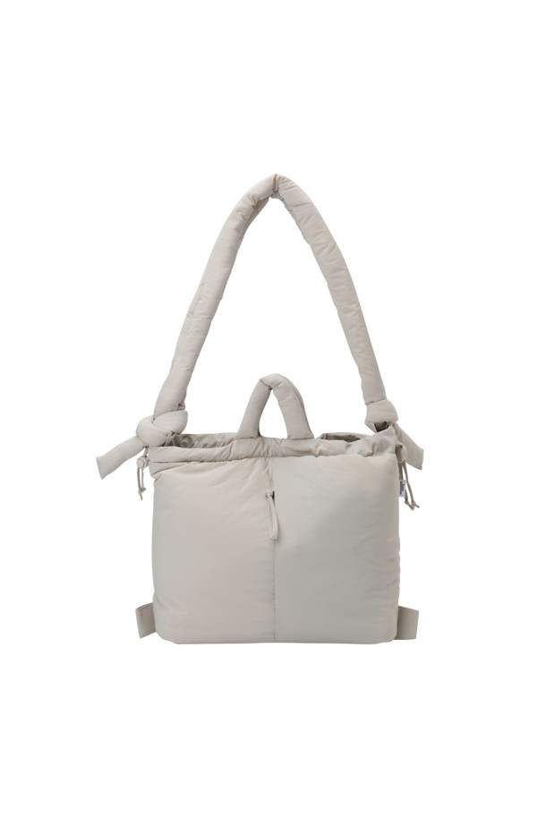 ONA 소프트 백 - 샌드 (ONA SOFT BAG - SAND)는 여성용 가방으로, 미니멀, 클래식, 캐주얼 스타일을 추구하는 분들께 적합합니다. 샌드 컬러의 무지 디자인에 사각형 모양으로, 출근룩과 여행룩에 모두 잘 어울립니다. 가볍고 생활 방수가 가능한 소재로 제작되어 있으며, 최대 17인치 노트북 수납이 가능한 넉넉한 라지 사이즈입니다. 핸드백, 숄더백, 백팩 3가지 방식으로 활용 가능하며, 최대 100cm까지 스트랩 조절이 가능합니다. 외부 지퍼 포켓 1개와 내부 포켓 1개가 있어 수납력을 높였으며, 자석형 잠금 방식으로 편리하게 사용 가능합니다.