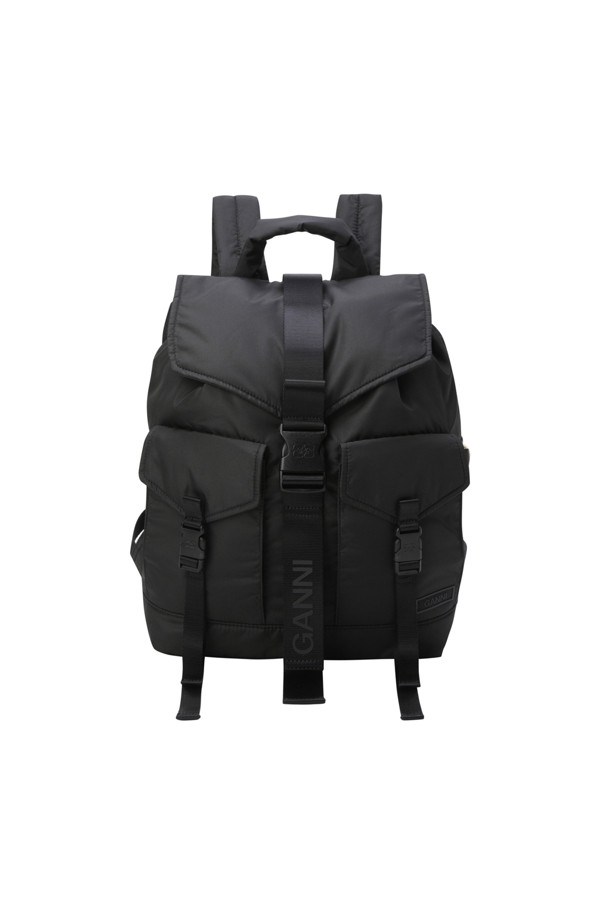 리사이클드 테크 백팩 - 블랙은 여성용 미디엄 사이즈 백팩입니다. 무지 패턴에 버클 장식이 돋보이며, 나일론 소재로 제작되어 튼튼합니다. 수납공간, 지퍼, 스트랩 길이 조절 기능을 갖춰 실용적이며, 가방 모양은 사각형입니다. 버클형과 지퍼형 잠금 방식으로 내용물을 안전하게 보관할 수 있으며, 재활용 소재를 사용하여 환경까지 생각했습니다. 출근룩, 여행룩 등 다양한 TPO에 미니멀, 캐주얼, 시크 스타일로 연출하기 좋습니다.
