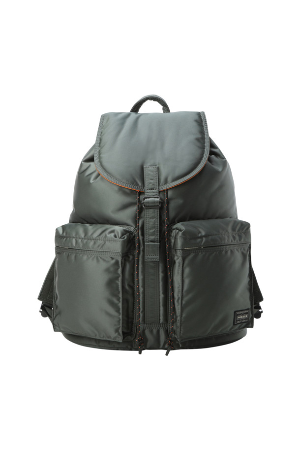 (PORTER) 탱커 럭색 - 그린은 일상과 여행 모두에 적합한 남성용 백팩입니다. 미니멀, 캐주얼, 시티보이 스타일을 추구하는 분들께 추천하며, 넉넉한 수납공간을 제공합니다. 식물성 나일론 소재를 사용하여 내구성을 높였으며, 플랩 디자인과 조임 끈, 지퍼형 잠금 방식이 특징입니다. (PORTER) 탱커 시리즈 특유의 사각 형태 디자인과 그린 컬러, 무지 패턴이 세련된 느낌을 선사합니다. 정품 파우치를 포함하여 실용성을 더했습니다.
