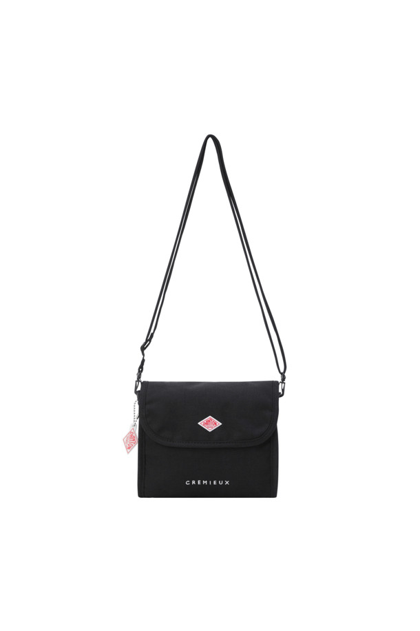 **CORDURA CANVAS SHOULDER BAG (CREMIEUX) - BLACK**는 500 데니어 코듀라와 나일론 소재로 제작된 여성 숄더백입니다. 가볍고 튼튼하며, 사각형 디자인에 벨크로 및 스냅 잠금 방식을 갖추었습니다. 조절 가능한 어깨끈과 메쉬 내부 포켓이 있어 실용적이며, 블랙 색상의 무지 디자인으로 어떤 스타일에도 잘 어울립니다.
