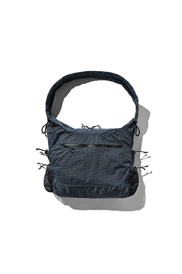 (CLESSTE) 다이니마 애슬레틱 백 - 네이비는 미니멀하고 스포티한 스타일을 추구하는 남성들을 위한 가방입니다. 가볍고 내구성이 뛰어난 다이니마 섬유를 사용하여 제작되었으며, 사각 형태의 디자인과 네이비 컬러가 특징입니다. 13인치 노트북 수납이 가능하며, 총 5개의 포켓과 멀티 수납 공간을 갖춰 일상 및 운동 시 편리하게 활용할 수 있습니다. 피트니스룩과 출근룩에 모두 잘 어울리며 구조적인 실루엣을 통해 시티보이 룩을 연출할 수 있습니다. 지퍼형 잠금 방식으로 소지품을 안전하게 보관할 수 있습니다.
