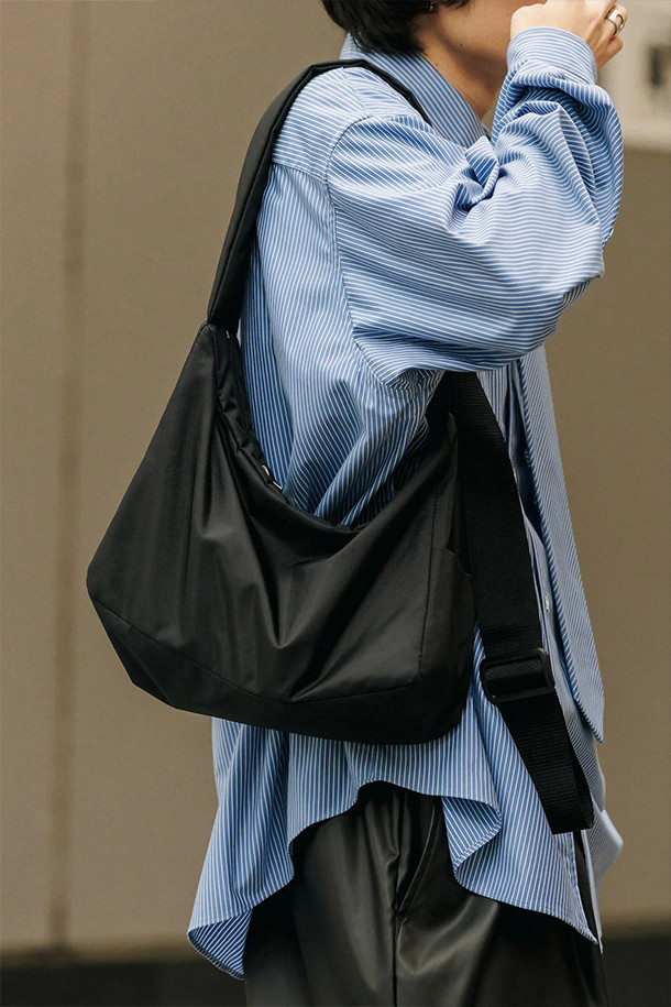 (RESTOCK) (클레스테) 홀리데이 백 - 블랙은 일상과 출근룩, 여행룩에 모두 잘 어울리는 미니멀하고 시티보이, 캐주얼 스타일의 가방입니다. 옥스포드와 나일론 소재를 사용하여 튼튼하며, 사계절 내내 활용하기 좋습니다. 11인치 아이패드 수납이 가능하며, 내부 4개의 포켓과 이어폰 포켓이 있어 실용적인 수납력을 자랑합니다. 가방은 지퍼형으로 잠금이 가능하며, 카라비너 디자인으로 포인트를 더했습니다. 미디엄 사이즈의 사각 형태 가방으로, 데일리 백으로 활용하기 좋습니다.
