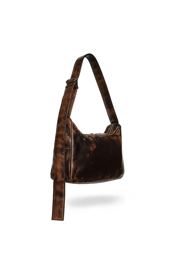 클레스티 빈티지 레더 홀리데이 백 - 브라운은 출근룩과 비즈니스 캐주얼에 어울리는, 클래식하고 미니멀한 스타일의 남성용 가방입니다. 11인치 아이패드 수납이 가능한 미디엄 사이즈의 사각 가방으로, 내부 4개의 포켓과 이어폰 포켓을 갖춰 실용성을 높였습니다. 넉넉한 수납공간과 더불어 마그네틱 잠금 방식과 카라비너 디자인으로 편의성을 더했습니다. 일본산 소가죽을 사용하여 수작업으로 제작되었으며, 브라운 컬러와 무지 패턴이 고급스러운 느낌을 자아냅니다.
