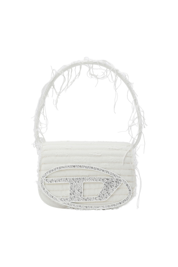 캔버스 소재와 가죽 트리밍의 조화가 돋보이는 1DR 아이코닉 숄더백입니다. 화이트 컬러에 퀼팅 패턴과 크리스탈, 로고 장식이 더해져 클래식하면서도 세련된 분위기를 연출합니다. 내부 슬립 포켓과 플랫 컴파트먼트가 있어 수납력을 높였으며, 크로스바디 스트랩으로 편안하게 착용할 수 있습니다.
