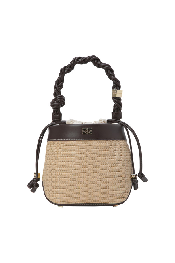 "Bou Bucket Bag - Tobacco Brown"은 라탄 소재의 스몰 사이즈 버킷백으로, 매듭 손잡이와 GANNI Butterfly 하드웨어 로고가 특징입니다. 캐주얼한 스타일에 끈 잠금 방식으로 디자인되었으며, 일상생활에서 편안하게 사용할 수 있습니다. 세련된 토바코 브라운 컬러는 어떤 스타일에도 잘 어울립니다.
