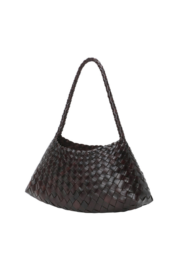 로산나 - 다크 브라운 (ROSANNA - DARK BROWN)은 소가죽과 버팔로 가죽을 직조 패턴으로 엮어 클래식한 무드를 연출하는 미디엄 사이즈의 바게트백입니다. 데이트룩, 모임룩 등 특별한 날에 어울리며, 미니멀 스타일을 선호하는 여성분들께 추천합니다. 다크 브라운 컬러가 고급스러운 분위기를 자아내며, 핸드메이드로 제작되어 견고함을 더했습니다. 가방 내부에는 안감이 없어 가볍고, 오픈형 잠금 방식과 세인트 크리스토퍼 메달 참 장식이 돋보입니다. 부드러운 가죽 소재로 제작되어 편안하게 사용할 수 있는 데일리 백입니다.
