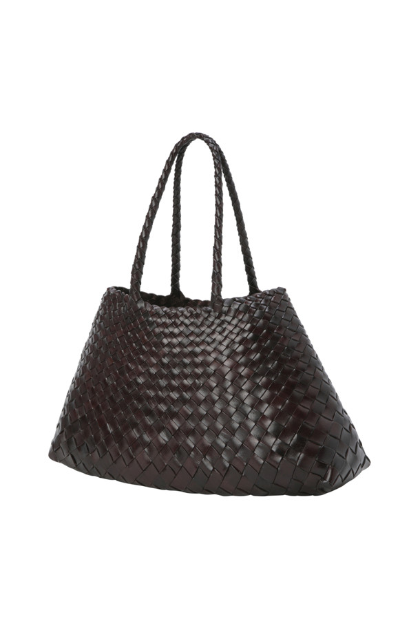 SANTA CROCE BIG (산타 크로체 빅) - 다크 브라운 토트백은 여성들을 위한 가죽 소재의 미디엄 사이즈 가방입니다. 불규칙한 가죽 직조 스트랩과 메달 참 장식이 돋보이며, 핸드메이드로 제작되어 고급스러움을 더합니다. 오픈형 디자인으로 소지품을 간편하게 수납할 수 있으며, 안감이 없어 자연스러운 멋을 연출합니다. 데이트룩, 쇼핑룩, 모임룩 등 다양한 TPO에 클래식, 미니멀, 시크 스타일로 연출하기 좋습니다. 사각 형태의 가방은 세련된 디자인을 완성합니다.
