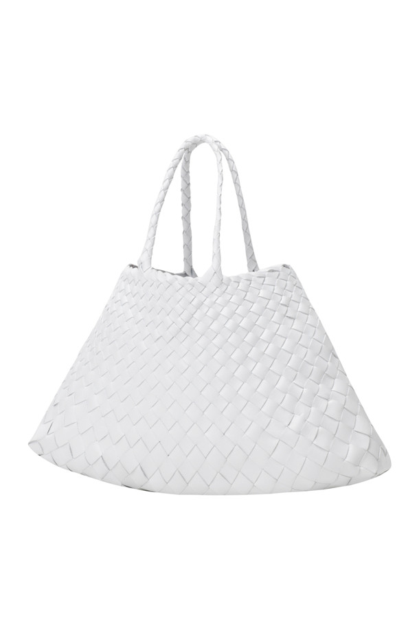 산타 크로체 스몰 - 화이트는 여성 고객을 위한 가방입니다. 가죽 소재의 화이트 컬러 토트백으로, 스몰 사이즈에 사각형 모양을 갖췄습니다. 핸드메이드 방식으로 제작되었으며, 불규칙한 가죽 직조 스트랩과 세인트 크리스토퍼 메달 참 장식이 돋보입니다. 오픈형 디자인으로, 데이트룩, 쇼핑룩, 카페룩 등 다양한 TPO에 클래식, 미니멀, 시크 스타일로 연출하기 좋습니다. 안감 처리는 되어 있지 않습니다.
