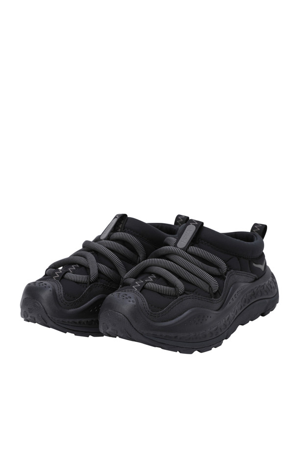 ORA PRIMO (오라 프리모) - BLACK/BLACK 남성 운동화는 일상, 운동 등 다양한 활동에 적합한 제품입니다. 블랙 컬러의 무지 디자인에 라운드 앞코, 레이스업 신발 여밈으로 캐주얼, 미니멀, 스포티 스타일을 연출합니다. 합성가죽 소재, 로우탑 디자인으로 제작되었으며, 단열 퍼프 어퍼, 지그재그 스티치 디테일, 라운드 탄성 레이스 시스템, 보호용 발가락 범퍼 등의 특징을 갖추었습니다. 봄, 여름, 가을 계절에 착용하기 좋으며, 출근룩과 산책룩에 매치하기 좋습니다.
