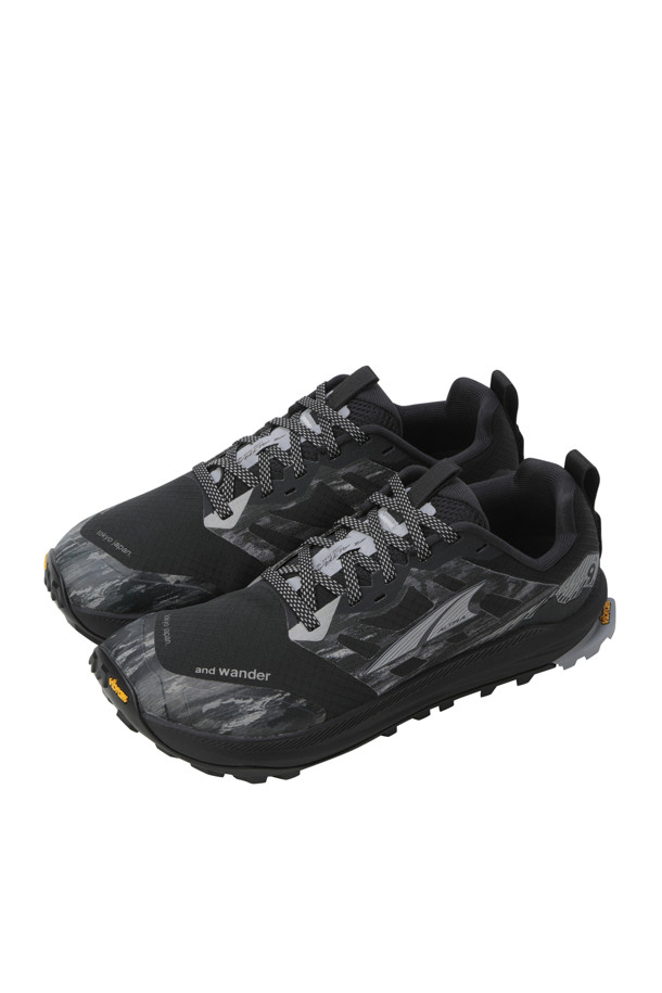 (AND WANDER) 알트라 × 앤드 원더 론 피크 9+ - D.GREEN은 하이킹과 트레일 러닝에 적합한 남성용 운동화입니다. 다크 그린과 블랙 컬러로 출시되었으며, 사계절 모두 착용 가능합니다. 라운드 앞코에 끈형 여밈, 로우탑 디자인으로 제작되었으며, 비브람 아웃솔을 사용하여 접지력을 강화했습니다. 방수 기능을 갖춘 트레일 러닝화로, 고프코어, 스포티, 캐주얼 스타일을 연출하기 좋습니다. 앤드 원더(and wander) 콜라보레이션 제품입니다.