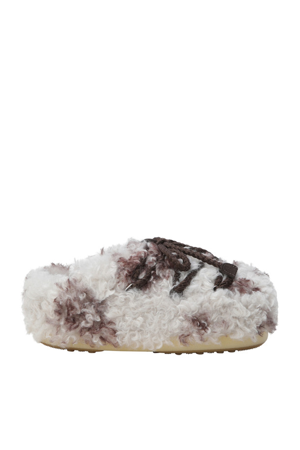 MB EVX 뮬 - 컬리 카우는 여성 고객을 위한 데이트룩, 휴가룩, 미니멀, 클래식, 캐주얼 스타일을 아우르는 뮬입니다. 화이트와 브라운 두 가지 색상으로 출시되었으며, 봄, 여름 계절에 착용하기 좋습니다. 라운드 앞코에 소가죽 소재로 제작되어 부드럽고 고급스러운 착용감을 선사합니다. 슬립온 디자인으로 편안하게 신고 벗을 수 있으며, 멀티사이즈 폼 내피, 가벼운 중창, 강력한 접지력으로 활동성을 높였습니다. 로우컷 탑라인과 플랫 로우힐 굽으로 편안함과 스타일을 동시에 잡았습니다.
