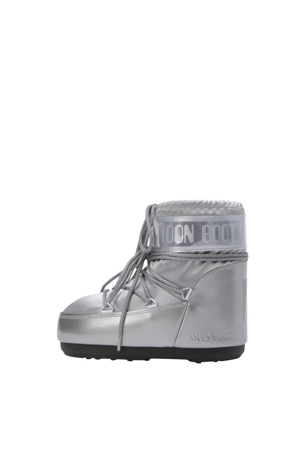 (사이즈 225~230 / 255) MB ICON LOW GLANCE SATIN BOOTS - 실버 부츠는 여성 및 젠더리스를 위한 겨울철 데일리룩, 산책룩, 여행룩에 어울리는 부츠입니다. 미니멀, 캐주얼, 시크 스타일을 연출할 수 있으며, 발수 소재의 PVC, 나일론, 새틴 소재로 제작되었습니다. 실버 컬러의 무지 패턴으로, 메탈 아일릿과 교차형 튜브 레이스, 그리고 레이스업 방식의 신발 끈을 사용하여 끈으로 착용감을 조절할 수 있습니다. 미끄럼 방지 밑창과 좌우 구분 없는 디자인으로 편안함과 스타일을 동시에 잡았습니다.
