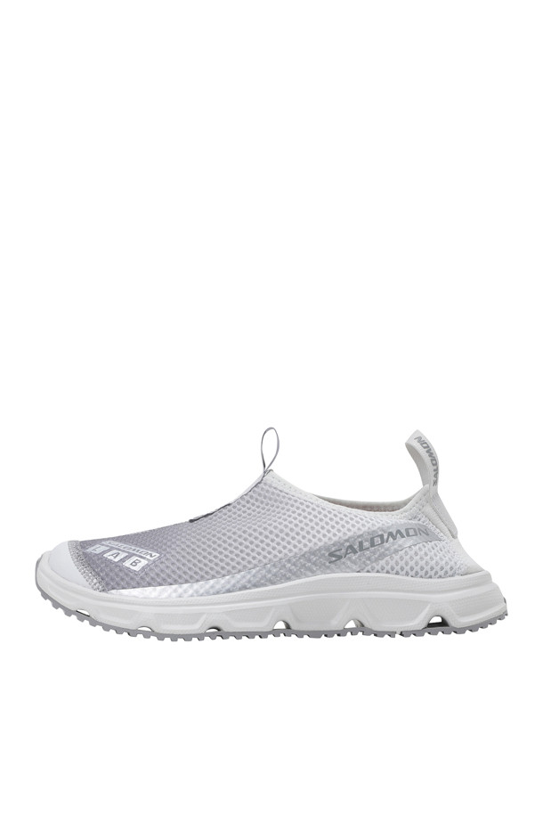 RX MOC 3.0 - Glacier Gray/Sharkskin/Silver Metallic X 남성 운동화는 그레이와 실버 컬러의 조화가 돋보이는 슬립온 스타일의 제품입니다. 메쉬와 EVA 소재를 사용하여 봄, 여름, 가을 계절에 적합하며, 라운드 앞코와 로우탑 디자인으로 편안한 착용감을 제공합니다. 오버사이즈 EVA 미드솔, 에너지 리턴, 부드러운 착화감, 심리스 컴포트, 그리고 경량성을 갖춰 운동 및 일상생활에서 폭넓게 활용할 수 있습니다.
