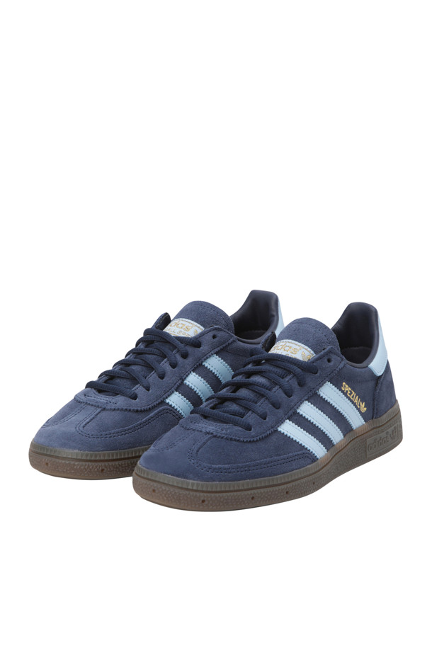 핸드볼 스페지알 - 콜리지에이트 네이비 / 클리어 스카이 / 검

산책룩, 여행룩에 어울리는 스니커즈입니다. 캐주얼, 미니멀, 클래식 스타일을 연출하기에 적합합니다. Collegiate Navy, Clear Sky, Gum 세 가지 색상 배합이 돋보이며, 라운드 앞코 디자인과 스웨이드 소재를 사용하여 편안함을 더했습니다. 향균 및 방취 기능의 오쏘라이트 안감을 적용하여 쾌적한 착용감을 제공합니다. 끈으로 묶는 로우탑 디자인으로 다양한 스타일에 매치하기 좋습니다.
