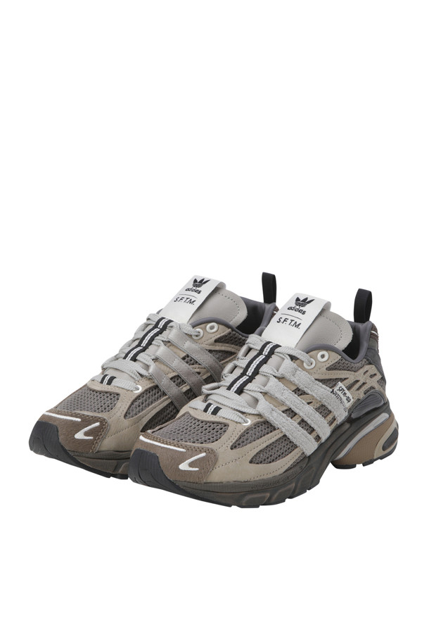 (ADIDAS X SONG FOR THE MUTE) 아디스타 쿠션 - 심플 브라운 / 나이트 브라운 / 라이트 브라운은 아디다스와 송포더뮤트의 협업으로 탄생한 남성용 운동화입니다. 브라운과 그레이 컬러를 사용하여 일상과 캐주얼 스타일에 적합하며, 봄, 여름, 가을 계절에 착용하기 좋습니다. 라운드 앞코에 끈으로 여미는 디자인이며, 로우탑으로 제작되었습니다. 송아지 가죽, 고무, 패브릭 소재를 사용하여 편안한 착화감을 제공하며, 모노크롬 디자인과 도시적인 분위기를 연출합니다. 미니멀, 클래식, 캐주얼 스타일을 즐기는 분들께 동네 마실룩, 산책룩으로 추천합니다.
