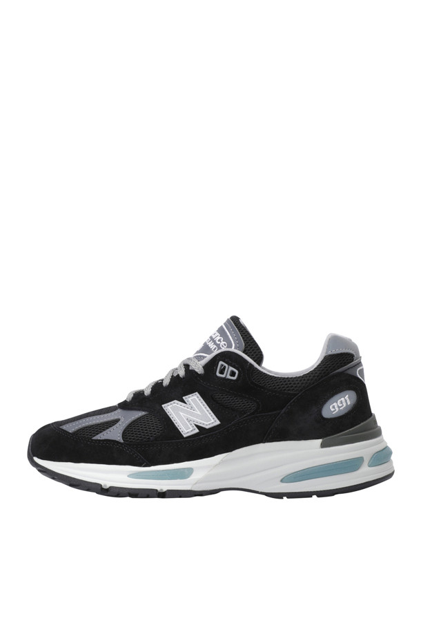 (NEW BALANCE) 뉴발란스 U991BK2 - 블랙 with 스모크 펄 앤 실버는 남성용 운동화입니다. 돈피 스웨이드, 메쉬, 합성 소재를 사용하여 사계절 모두 착용 가능하며, 라운드 앞코와 끈으로 여미는 디자인입니다. FuelCell 쿠셔닝 기술이 적용되어 편안한 착용감을 제공하며, 뒷면에는 v2 로고 자수 패치가 돋보입니다. 클래식한 디자인과 블랙, 스모크 펄, 실버 컬러의 조화가 캐주얼, 클래식, 스포티한 스타일을 연출하며 러닝룩과 산책룩에 적합합니다.
