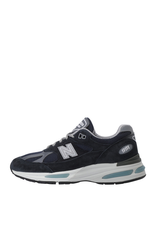 뉴발란스(NEW BALANCE) U991NV2 - 다크 네이비는 스모크드 펄, 실버 컬러 배색이 돋보이는 남성용 운동화입니다. 일상 및 러닝 활동에 적합하며, 봄, 여름, 가을 계절에 착용하기 좋습니다. 라운드 앞코 디자인에 스웨이드, 메쉬, 합성 소재를 사용하여 편안함과 스타일을 동시에 잡았습니다. 플랫 굽에 끈으로 여미는 스타일이며, FuelCell 쿠셔닝과 v2 로고 자수 패치가 특징입니다. 캐주얼, 클래식, 미니멀 스타일과 러닝룩, 가을 나들이룩에 매치하여 감각적인 연출을 완성해보세요.
