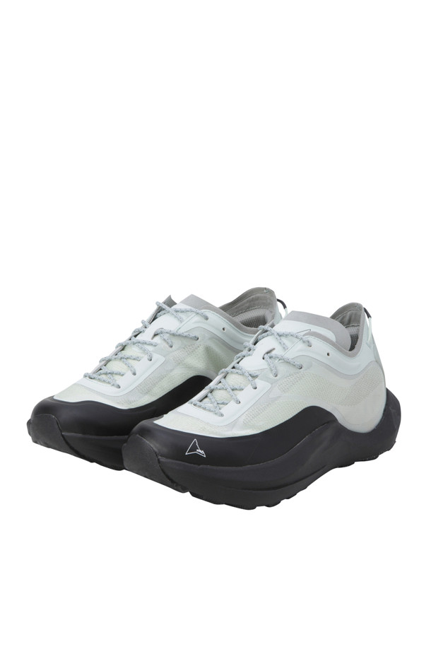 Sella (셀라) 프로스티드 민트 블랙 남성 운동화는 일상, 하이킹 등 다양한 활동에 적합한 남성용 스니커즈입니다. 미니멀하고 캐주얼한 스타일로, 봄, 여름, 가을 계절에 착용하기 좋습니다. ProWave Jaquard 발수 나일론 갑피와 EVA 미드솔을 사용하여 편안함과 기능성을 높였습니다. 라운드 앞코와 레이스업 디자인, 재활용 고무 Ecostep 컴파운드, Vibram 트랙션 러그가 특징이며, 동네 마실룩, 산책룩, 여행룩에 잘 어울립니다. 민트와 블랙 컬러의 조화가 세련된 느낌을 줍니다.
