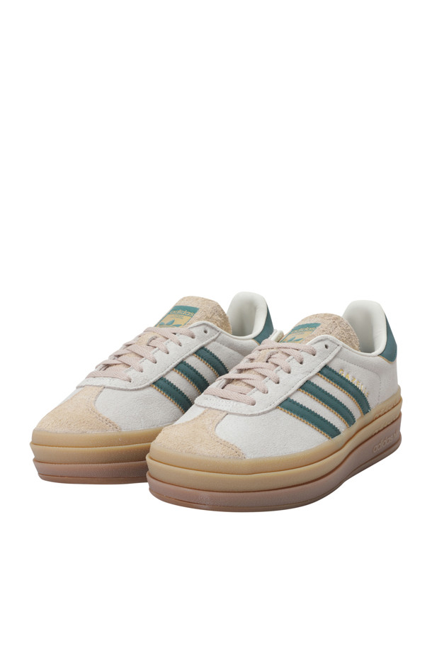 가젤 볼드 슈즈는 크림 화이트, 콜리제이트 그린, 매직 베이지 세 가지 색상으로 출시된 여성 스니커즈입니다. 스웨이드 소재로 제작되어 부드러운 질감을 자랑하며, 일상에서 편안하게 착용할 수 있습니다. 캐주얼, 미니멀, 클래식 스타일을 모두 소화하여 동네 마실룩이나 산책룩에 잘 어울립니다. T-토 디자인과 세 개의 층으로 구성된 두툼한 검 러버 아웃솔이 돋보이며, 레귤러 핏으로 제작되어 편안한 착용감을 제공합니다. 안감은 합성 소재로 마감되었습니다.
