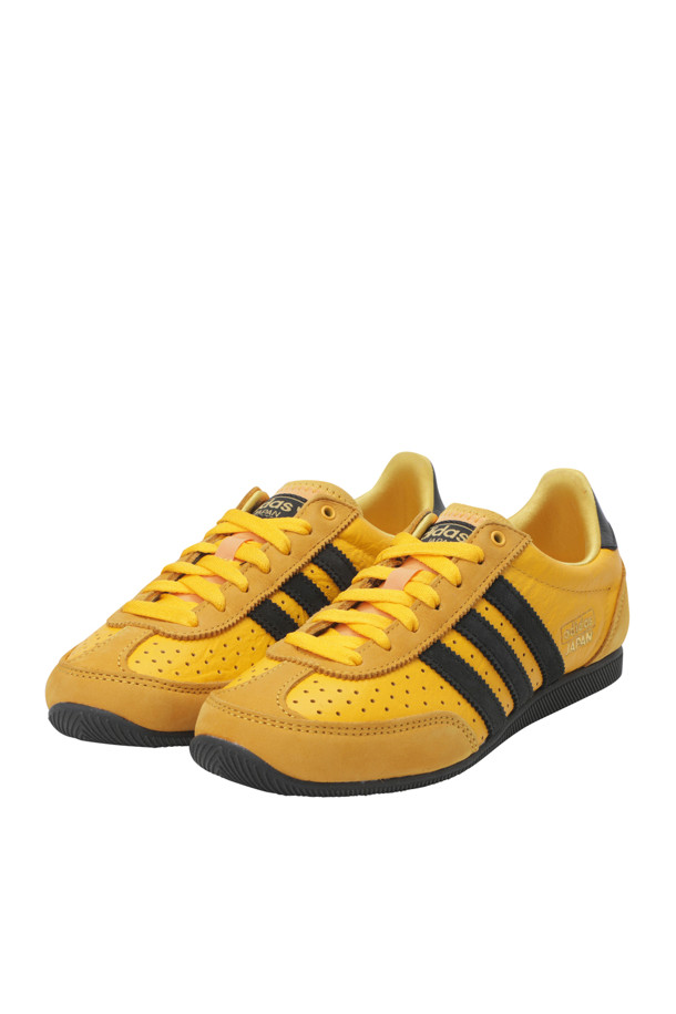 Japan 슈즈 - 크루 옐로우 / 코어 블랙 / 골드 메탈릭은 여성용 운동화입니다. 라운드 앞코 디자인에 가죽 및 합성 소재를 사용하여 편안함을 더했습니다. 봄, 여름, 가을 계절에 맞춰 동네 마실룩, 산책룩, 여행룩 등 다양한 TPO에 활용할 수 있으며, 캐주얼, 미니멀, 스포티 스타일을 연출하기 좋습니다. 굽 높이는 낮고 플랫 타입이며, 로고 패턴과 레이스업 여밈으로 포인트를 주었습니다. 천공 디테일, EVA 미드솔, 고무 아웃솔, T-토 디자인, 3-스트라이프 디테일이 특징입니다.
