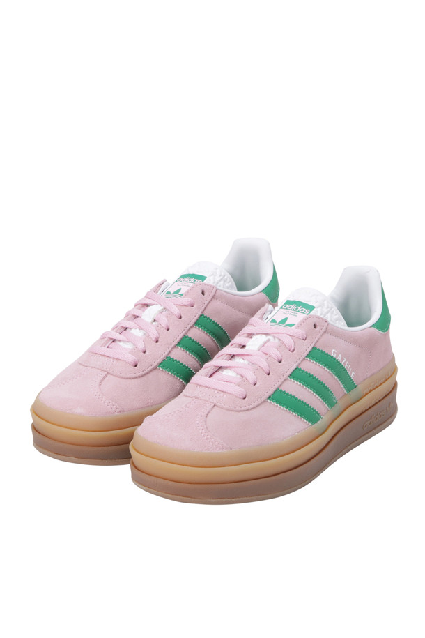 가젤 볼드 - 트루 핑크 / 그린 / 클라우드 화이트는 여성 고객을 위한 신발입니다. 핑크, 그린, 화이트 세 가지 색상으로 출시되었으며, 라운드 앞코와 스웨이드 소재가 특징입니다. 플랫폼 미드솔과 플랫 굽 타입으로 편안한 착용감을 제공하며, 끈으로 여미는 디자인입니다. 데이트룩, 쇼핑룩, 카페룩 등 다양한 TPO에 어울리는 캐주얼, 미니멀, 걸리시 스타일을 연출할 수 있습니다.
