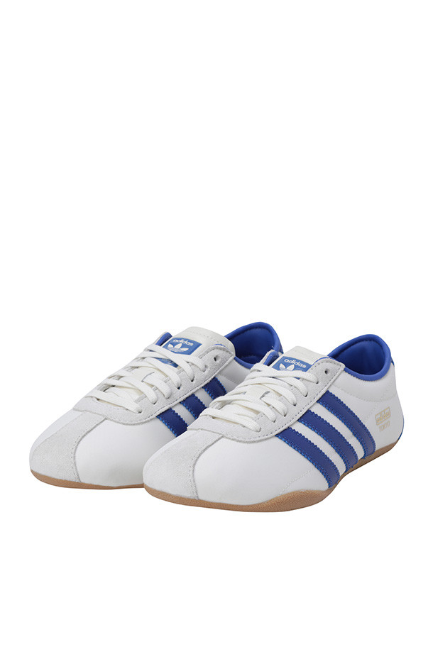 도쿄 - 오프 화이트 / 로얄 블루 / 골드 메탈릭 여성 스니커즈는 캐주얼, 미니멀, 스포티한 스타일을 연출하기에 좋습니다. 봄, 여름, 가을 계절에 어울리며, 일상, 산책, 여행 등 다양한 TPO에 활용하기 좋습니다. 나일론 소재와 슬림한 핏으로 제작되었으며, 좁은 발볼에 레이스업 방식으로 편안하게 착용할 수 있습니다. 오프 화이트, 로얄 블루, 골드 컬러 조합이 세련된 느낌을 주며, 고무 밑창으로 안정적인 착화감을 제공합니다.
