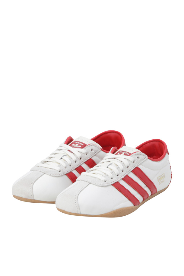 도쿄 오프 화이트/베터 스칼렛/검 여성 스니커즈는 캐주얼, 미니멀, 스포티한 스타일을 연출하기에 완벽합니다. 라운드 앞코에 낮음 굽의 플랫 디자인으로 편안함을 더했으며, 나일론과 고무 소재를 사용하여 봄, 여름, 가을 계절에 걸쳐 활용하기 좋습니다. 레이스업 스타일의 로우탑 디자인은 발볼이 좁은 여성에게 슬림한 핏을 제공하고, 동네 마실, 산책, 여행 등 다양한 TPO에 매치하기 좋습니다. 화이트, 레드, 검정 세 가지 컬러 옵션으로 출시되어, 어떤 룩에도 포인트를 줄 수 있는 매력적인 여성 운동화입니다.
