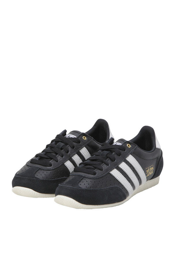 재팬 - 코어 블랙 / 클라우드 화이트 / 골드 메탈릭 여성 스니커즈는 일상과 러닝에 적합한 신발입니다. 블랙, 화이트, 골드 컬러 조합이 세련된 무드를 연출하며, 라운드 앞코 디자인과 가죽 소재, 직물 안감으로 편안한 착용감을 선사합니다. 끈으로 여미는 로우탑 디자인에 천공 디테일이 더해져 캐주얼, 미니멀, 클래식 스타일의 산책룩에 잘 어울립니다. 봄, 여름, 가을 계절에 맞춰 활용하기 좋은 플랫 굽의 여성 운동화입니다.
