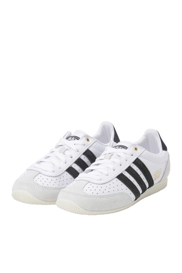 재팬 - 클라우드 화이트/코어 블랙/골드 메탈릭 여성 스니커즈를 소개합니다. 일상에서 편안하게 착용하기 좋은 디자인으로, 화이트, 블랙, 골드의 세련된 컬러 조합이 돋보입니다. 가죽 소재로 제작되어 고급스러운 느낌을 주며, 플랫 굽으로 편안한 착화감을 선사합니다. 캐주얼, 미니멀, 클래식 스타일을 모두 소화할 수 있으며, 동네 마실룩이나 산책룩에 잘 어울립니다. 신발 끈으로 조절 가능하며, 천공 디테일이 특징입니다.
