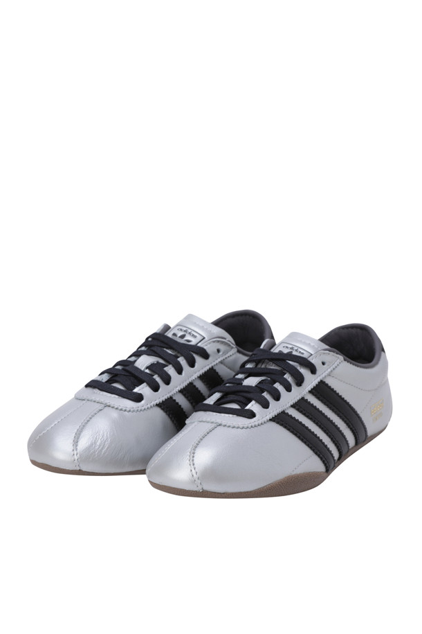 도쿄 - 실버 메탈릭 / 코어 블랙 / 검 여성 운동화는 일상, 산책룩, 여행룩에 모두 잘 어울리는 스니커즈입니다. 실버 메탈릭, 코어 블랙, 검정색의 세련된 색상 조합과 라운드 앞코 디자인이 특징입니다. 가죽 소재와 플랫 굽으로 편안함을 선사하며, 로우탑 디자인으로 다리가 길어 보이는 효과를 줍니다. 캐주얼, 미니멀, 클래식 스타일을 모두 소화할 수 있는 사계절 여성 운동화입니다. 고무 밑창으로 미끄럼 방지 기능도 갖추었습니다.
