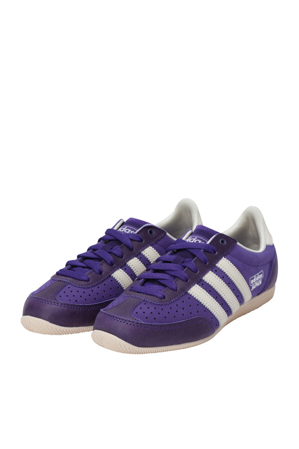 JAPAN (재팬) - Collegiate Purple (콜리지에이트 퍼플) / Cream White (크림 화이트) / Silver Metallic (실버 메탈릭) 여성 운동화는 일상, 산책, 여행 등 다양한 TPO에 어울리는 스니커즈입니다. 라운드 앞코와 레이스업 잠금 디자인이 특징이며, 캐주얼, 미니멀, 클래식 스타일을 연출하기 좋습니다. 가죽 소재로 제작되었으며, 봄, 여름, 가을 계절에 착용하기 적합합니다. 레귤러핏, 텍스처드 EVA 미드솔, 천공 디테일이 돋보이는 로우탑 디자인입니다. 굽 높이는 낮고 플랫 형태로 편안한 착용감을 제공합니다.