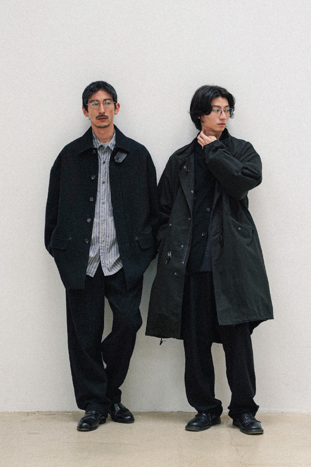 MIDLOOM 숏 맥 코트 - 핀스트라이프는 클래식하면서도 캐주얼한 분위기를 연출하는 남성용 맥코트입니다. 핀스트라이프 패턴과 미디엄 기장으로 세련된 실루엣을 자랑하며, 릴랙스 핏으로 편안한 착용감을 선사합니다. 봄, 가을 시즌에 적합하며, 출근룩, 비즈니스 캐주얼, 데이트룩 등 다양한 TPO에 활용할 수 있습니다. 면과 울 혼방 소재로 제작되어 부드러운 촉감을 제공하며, 카라 안쪽 가죽 배색과 포켓 삼각 가죽 디테일이 고급스러움을 더합니다. 천연 소뿔 단추와 큐프라, 폴리 혼방 안감으로 마감하여 높은 완성도를 보여줍니다.
