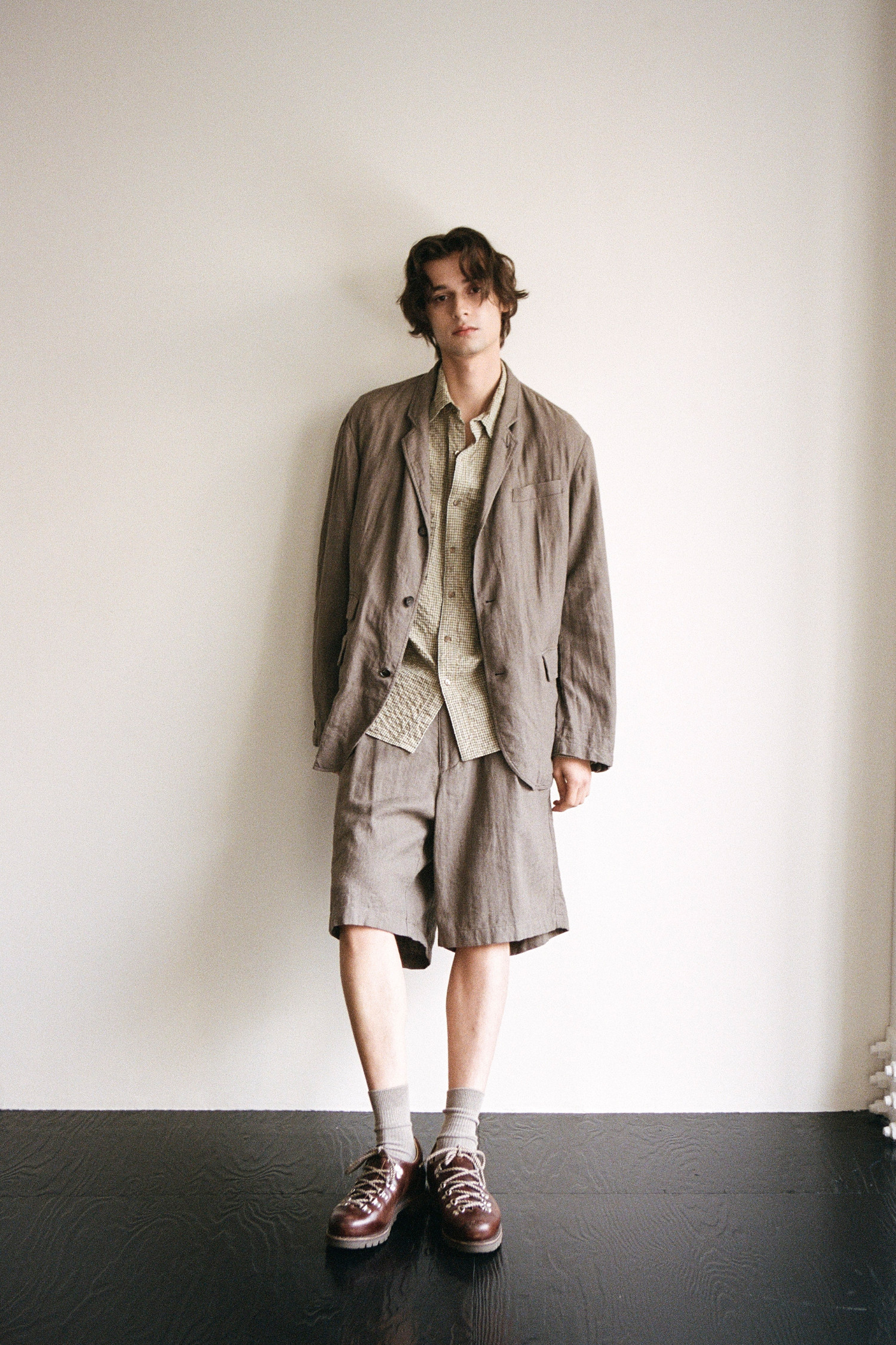 플레드 깅엄 체크 셔츠 카멜/민트입니다. 부드러운 촉감의 오가닉 코튼 소재로 제작되어 봄, 여름 시즌에 시원하게 착용하기 좋습니다. 릴랙스 핏과 레귤러 기장으로 편안한 착용감을 선사하며, 빈티지하면서도 클래식한 무드를 연출합니다. 시어서커 원단, 얇은 두께, 통기성 우수한 디자인으로 쾌적함을 더하고, 전면부 포켓과 밑단 라운딩, 삼각 거셋, 천연 자개 단추 디테일로 완성도를 높였습니다. 데이트룩, 카페룩, 미니멀, 클래식, 캐주얼 등 다양한 스타일에 활용하기 좋은 셔츠입니다.
