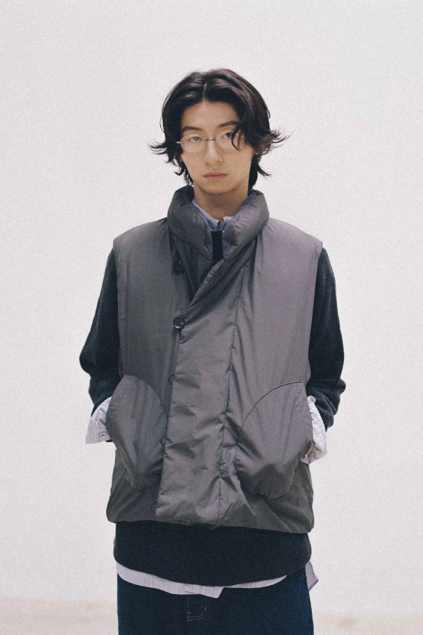 GOOSE DOWN MIL 베스트 - 차콜은 겨울철 캐주얼룩을 완성하는 데일리 아이템입니다. 밀리터리 무드를 담은 베이직한 디자인에, 무지 패턴과 차콜 컬러로 어떤 옷에도 쉽게 매치할 수 있습니다. 구스다운 충전재를 사용하여 보온성을 높였으며, 밑단 스트링 조절과 암홀 밴딩 디테일로 활동성을 더했습니다. 겉감은 면, 폴리에스테르, 나일론 혼방으로 부드러운 촉감을 자랑하며 생활 발수 기능까지 갖춰 실용적입니다. 산책이나 여행 시, 스타일리시하고 따뜻하게 착용할 수 있는 레귤러핏 베스트입니다.
