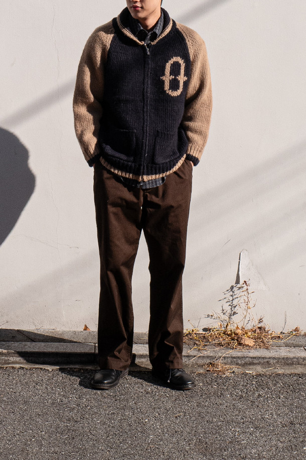 **HEAVY WOOL Cardigan 헤비 울 가디건 - Navy/Camel**

클래식과 빈티지 무드를 아우르는 헤비 울 가디건입니다. 두꺼운 두께감의 울 소재로 제작되어 겨울철에도 뛰어난 보온성을 제공하며, 거친 촉감이 특징입니다. 네이비와 카멜 두 가지 컬러로 출시되었으며, 잦은 착용에도 변형 없이 튼튼하게 유지됩니다. 코위찬 니트에서 영감을 받은 디자인에 빈티지 베이스볼 재킷의 모티브를 더했으며, YKK Excella 지퍼를 사용하여 고급스러움을 더했습니다. 출근룩, 캐주얼룩, 미니멀룩 등 다양한 스타일에 활용하기 좋습니다.
