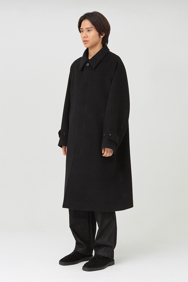 발마칸 코트 - 블랙은 호주산 파인 램스울을 사용하여 부드러운 촉감을 선사하며, 가을과 겨울 시즌에 적합한 두꺼운 두께감으로 제작되었습니다. 래글런 소매와 웰트 포켓, 안주머니, 칼라 비조 디테일이 돋보이는 발마칸 코트입니다. A라인 핏에 무지 패턴, 롱 기장으로 클래식하고 베이직한 스타일을 연출합니다. 버튼 여밈 방식의 블랙 컬러 코트로, 출근룩, 겨울 데일리룩, 비즈니스 캐주얼 등 다양한 TPO에 활용 가능합니다. 미니멀하고 시크한 스타일을 선호하는 남성분들께 추천합니다.

