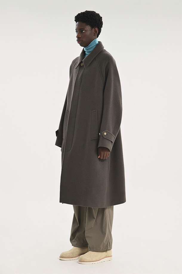 발마칸 코트 - 올리브 그레이는 가을과 겨울, 일상 속에서 클래식하고 미니멀한 스타일을 연출하기에 완벽한 남성용 아우터입니다. 호주산 파인 램스울을 사용하여 부드러운 촉감과 두꺼운 두께감을 자랑하며, 래글런 소매와 웰트 포켓 디테일로 실용성을 더했습니다. A라인 핏과 롱 기장으로 세련된 실루엣을 완성하며, 칼라 비조와 안주머니, 안감 벰버그, 폴리에스터 소재로 마감하여 보온성을 높였습니다. 버튼 여밈 방식으로 제작되었으며, 올리브 그레이 컬러는 어떤 룩에도 자연스럽게 녹아들어 겨울 데일리룩, 출근룩, 데이트룩 등 다양한 TPO에 활용하기 좋습니다.
