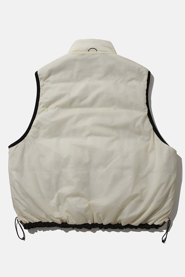 리버서블 퍼프 베스트 - 블랙/에크루는 남성용 아우터 베스트입니다. 캐주얼, 스포티, 미니멀한 스타일을 모두 아우르며, 가을과 겨울 두 계절에 걸쳐 데일리룩, 산책룩, 여행룩에 폭넓게 활용할 수 있습니다. 블랙과 에크루, 두 가지 컬러로 출시되어, 리버서블 디자인으로 한 벌로 두 가지 스타일을 연출할 수 있습니다. 루즈핏에 지퍼형 여밈 방식, 스탠드 카라, 지퍼 포켓, 사이드 포켓, 밑단 스토퍼, 그리고 신슐레이트 충전재를 적용하여 보온, 방수, 통기 기능을 제공합니다. 나일론 소재로 제작되어 두꺼운 두께감을 자랑합니다.
