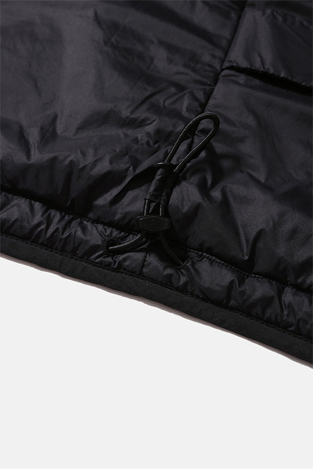 밀 라이너 재킷 - 블랙은 밀리터리 스타일과 캐주얼 무드를 동시에 느낄 수 있는 공용 라이너 재킷입니다. 두껍고 부드러운 나일론, 폴리에스테르 혼방 소재로 제작되어 간절기부터 겨울까지 따뜻하게 착용 가능하며, 루즈핏으로 편안한 착용감을 선사합니다. V넥 라인, 2웨이 지퍼, 다양한 포켓 디테일, 밑단 스토퍼, 이중 소매 커프스 및 신슐레이트 충전재가 적용되어 보온, 방풍, 경량, 통기 기능을 갖췄습니다. 겨울 데일리룩, 여행룩, 캐주얼, 미니멀, 워크웨어 스타일을 즐겨 입는 분들께 추천합니다.
