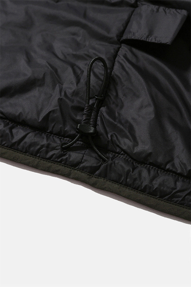 밀 라이너 재킷 - 스톤은 일상, 아웃도어 활동에 적합하며 간절기와 겨울에 따뜻하게 착용할 수 있는 남성용 라이너 재킷입니다. 부드러운 촉감의 나일론과 폴리에스터 혼방 소재에 두꺼운 두께감으로 제작되어 보온성과 방풍 기능을 제공합니다. 루즈핏 디자인에 V넥 라인, 2웨이 지퍼, 지퍼 가슴 포켓, 패치 포켓, 밑단 스토퍼 등 밀리터리 스타일의 디테일을 더했습니다. 신슐레이트 충전재와 이중 소매 커프스로 보온성을 높였으며, 가볍고 통기성이 뛰어나 편안하게 착용 가능합니다. 캐주얼, 미니멀, 클래식 스타일을 즐겨 입는 분들께 추천합니다.
