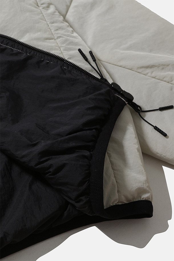 따뜻함과 스타일을 모두 갖춘 DOUBLE-ZIP INSULATED PARKA - 오이스터입니다. 부드러운 메탈릭 크링클 나일론 겉감과 보온성이 뛰어난 신슐레이트 충전재로 제작되어 한겨울 추위에도 끄떡없습니다. 2웨이 지퍼, 워머 포켓, 메쉬 가리개, 바인딩 처리된 밑단과 소매단 등 섬세한 디테일이 돋보이며, 오버핏 디자인으로 편안한 착용감을 선사합니다. 캐주얼, 미니멀, 고프코어 스타일을 즐기는 분들께 겨울철 데일리룩, 산책룩, 여행룩으로 추천합니다. 방풍 및 통기 기능으로 쾌적함까지 더했습니다.
